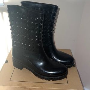 Super fashionable black rain boots